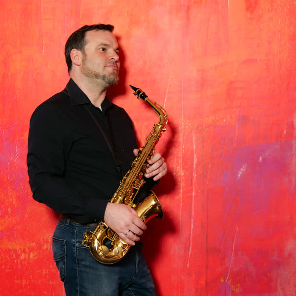 Igor Arenz spielt Saxophon